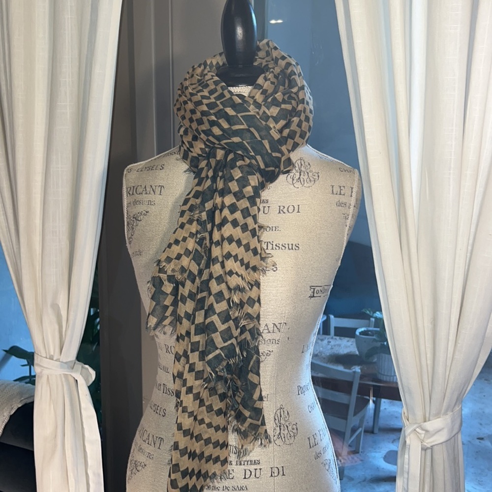 Navy blue & tan checkered lightweight neck scarf 🧣 shawl wrap one size fits all - Picture 4 of 5